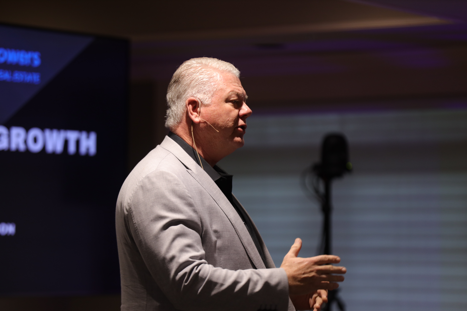 Gordon Watson coaching a room of real estate agents